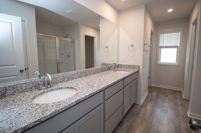 Building Photo - Spacious 4-Bedroom Home - Convenient to Fo...