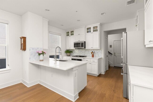 Building Photo - 2509 Simond Ave