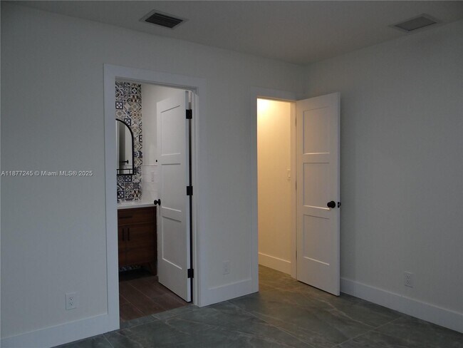 Building Photo - 5980 SW 40th Ave