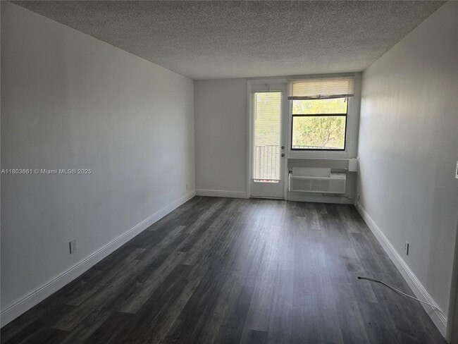 Building Photo - 2701 Riverside Dr