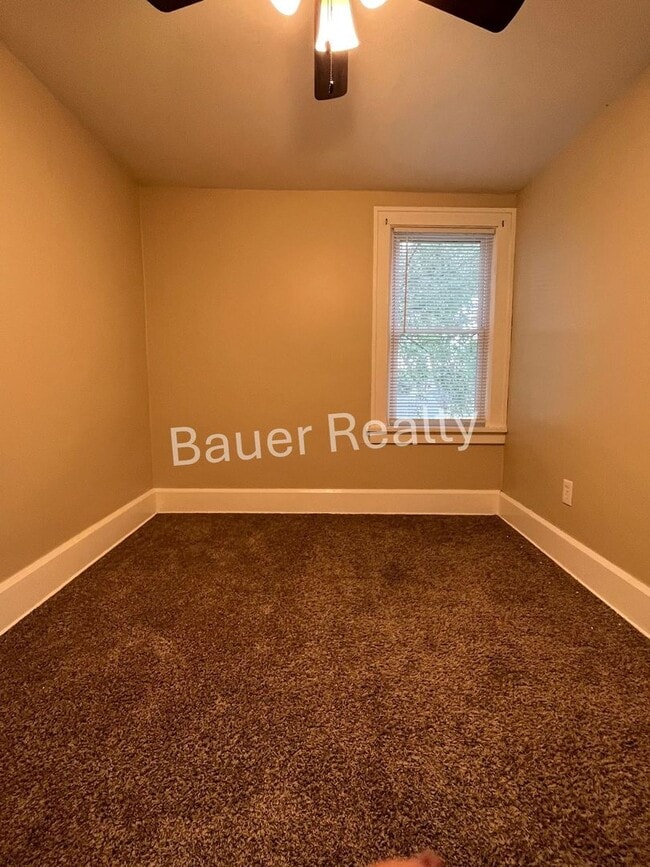 Building Photo - Charming 3 Bedroom Home