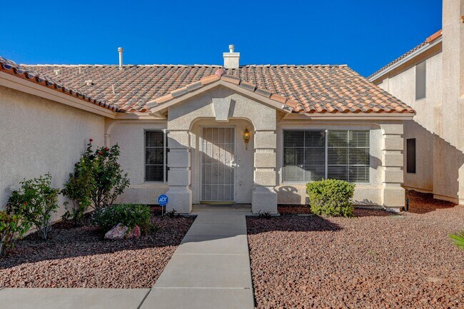 Building Photo - POOL House in Silverado Ranch!