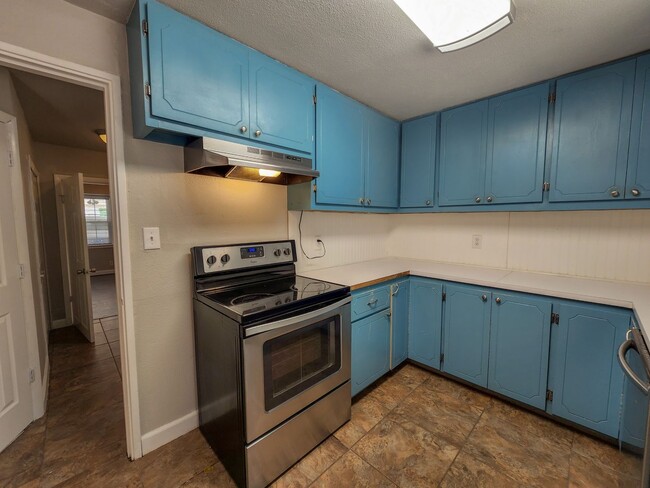 Building Photo - 3 Bedroom 2 Bath brick home in Shawnee