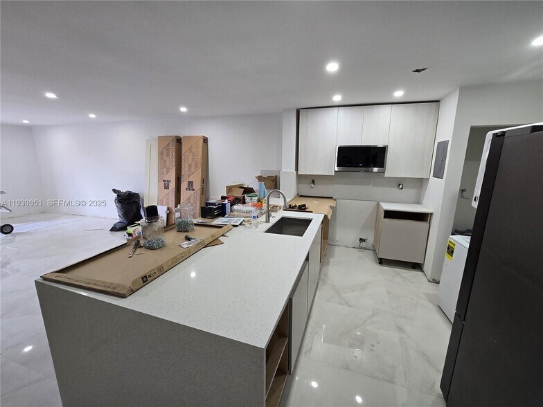 Building Photo - 1800 W 54th St