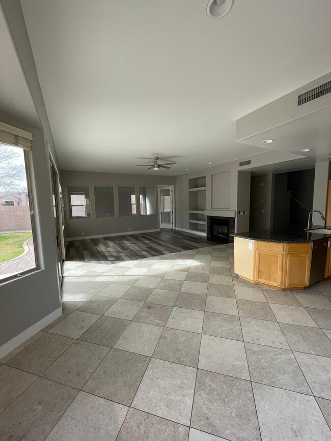 Building Photo - 2225 E Detroit St