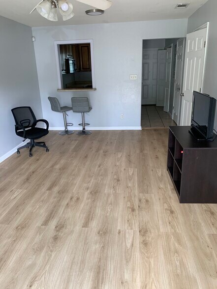 Living room - 2717 Pineview Dr