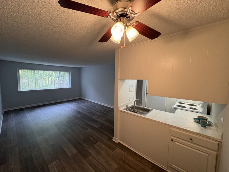 Building Photo - 1005 Hickory Hill Ln