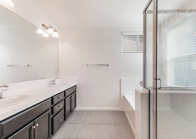 Building Photo - Charming Riverstone Home with Spacious Kitchen Island & Private Backyard & Solar