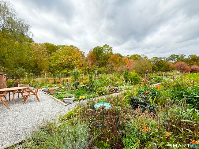 Building Photo - 129 Rowayton Woods Dr