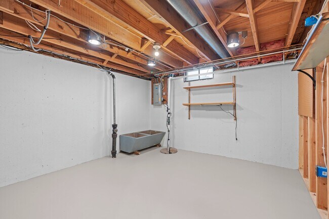 Building Photo - 1045 Green Acres Ln