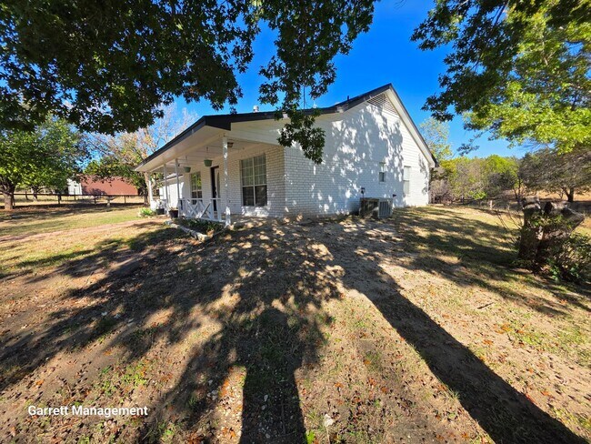 Building Photo - 3/2 Home on 3 acres in West Lampasas