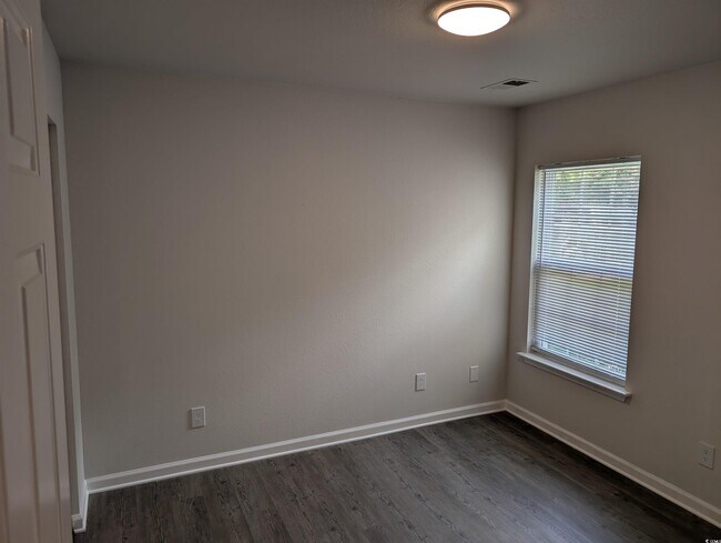Building Photo - 148 Junco Cir