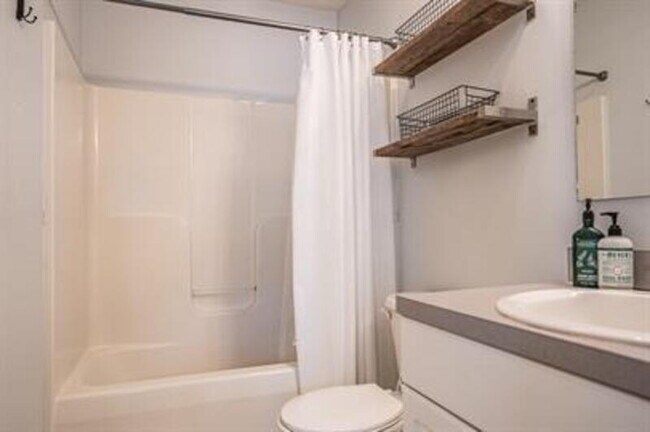 Building Photo - 475 Northview Dr