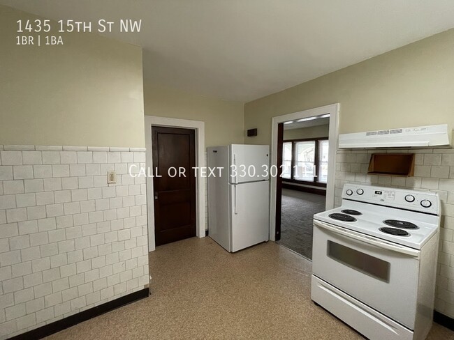 Building Photo - One bedroom one bathroom first level vinta...