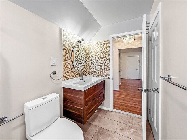 Building Photo - 6 Venice St