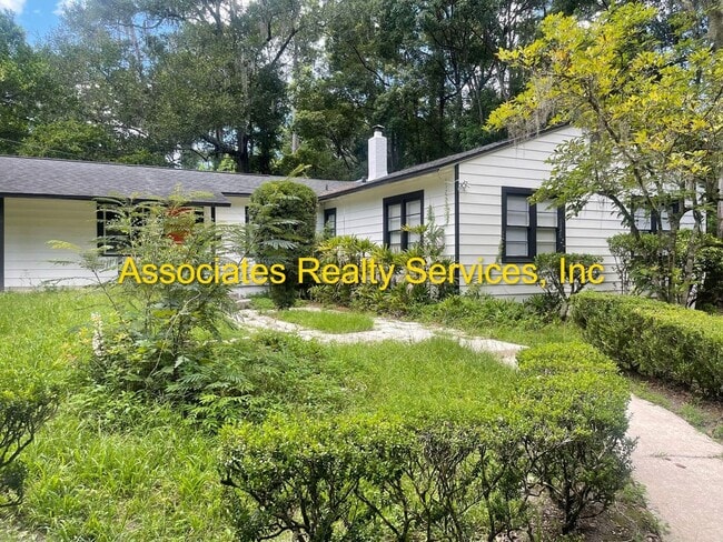 Building Photo - Large House, Close to Campus