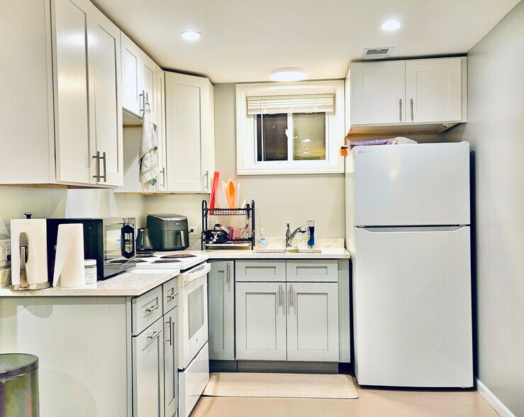 Building Photo - 960 W 18th Pl