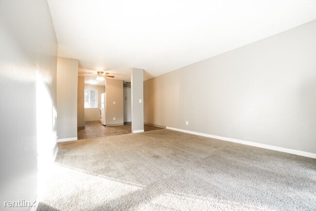 Building Photo - 3 br, 1 bath Apartment - 3660 SW 117th Ave