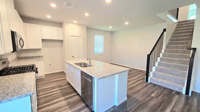 Building Photo - 920 Santa Lucia Dr