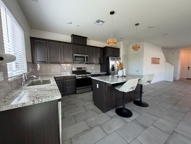 Building Photo - Newer 4 Bed / 2.5 Bath Home in Spring Lake | Owned Solar | Prime Location