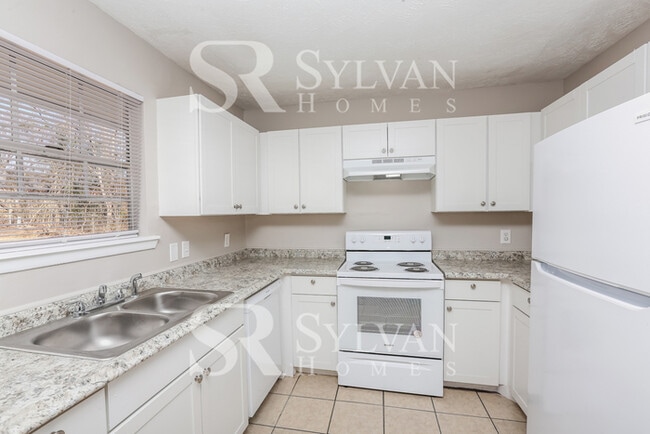 Building Photo - Enjoy one-level living in this 3 bedroom, 2 bathroom ranch-style home