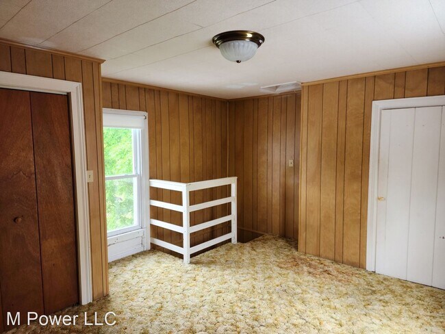 Building Photo - 2 br, 1.5 bath House - 390 College St.