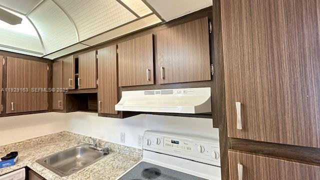 Building Photo - 3401 N Country Club Dr