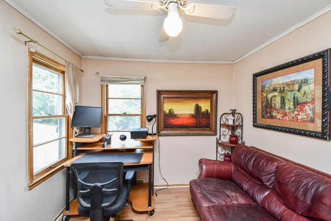 Building Photo - Spacious Central Sioux Falls Home with Ent...
