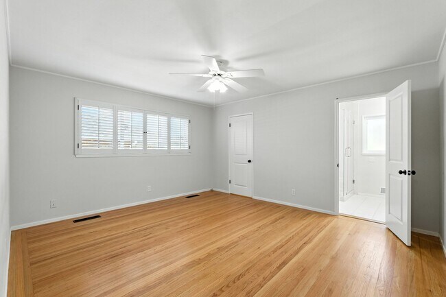 Building Photo - Spacious 2BD/2BA Home with Bonus Huge Room...