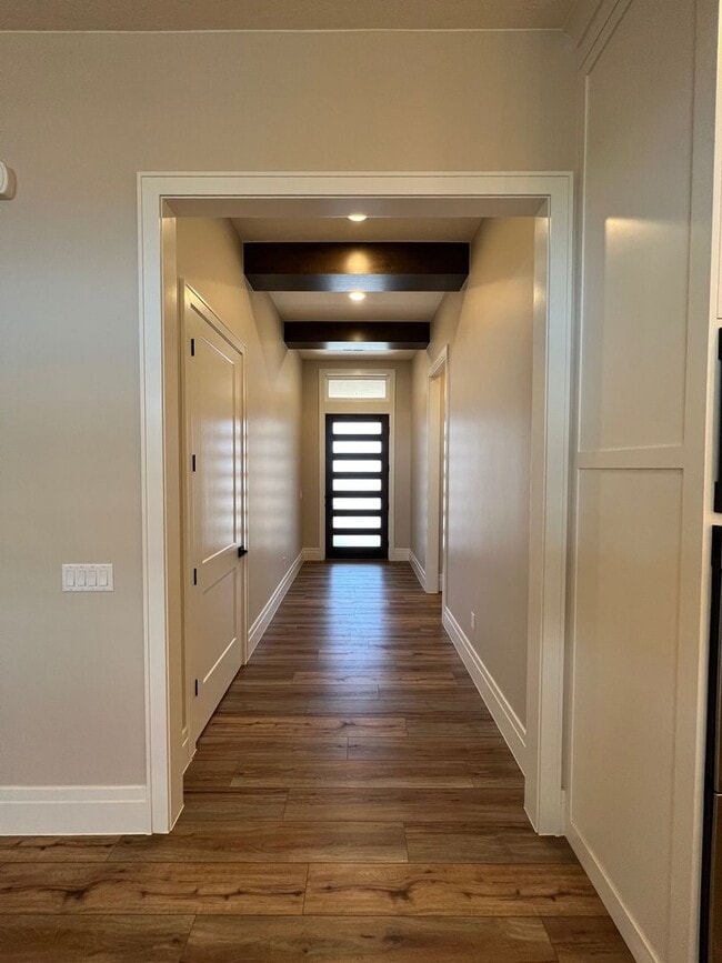 Building Photo - Beautiful 4 Bedroom, 4 Bathroom Home in Th...