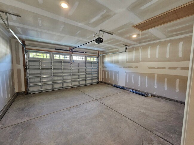 Building Photo - 2215 Flatleaf Ct
