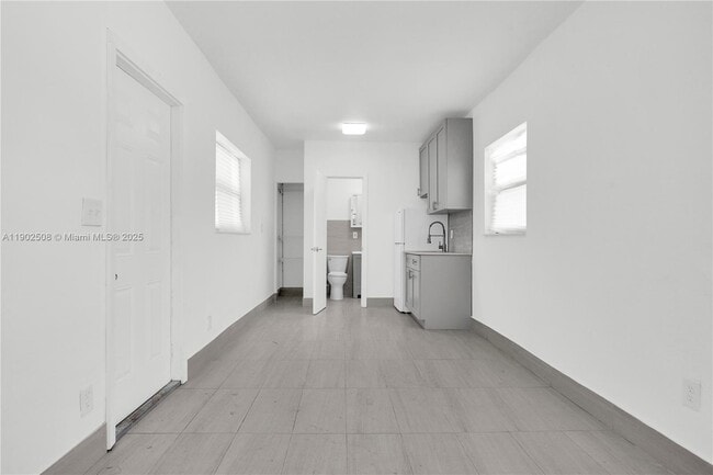 Building Photo - 13390 NE 6th Ave