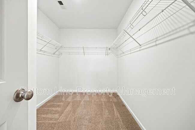 Building Photo - 739 Putney Hl Rd