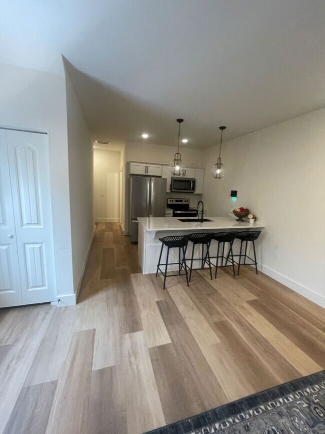 Building Photo - Bentonville Townhouse!