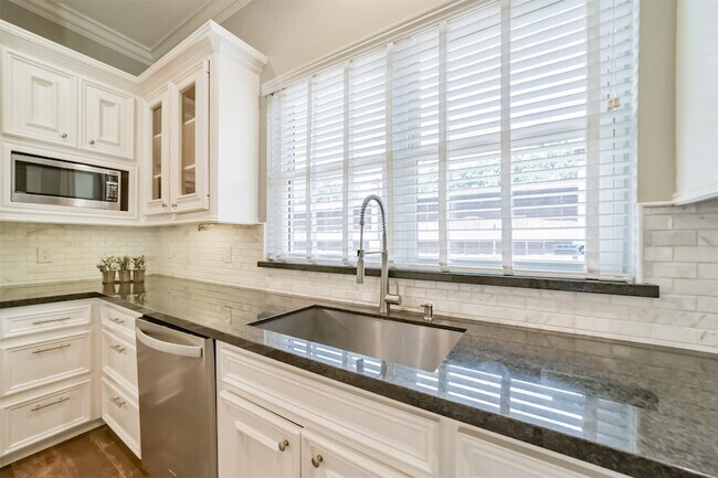 Building Photo - 9660 Fairdale Ln