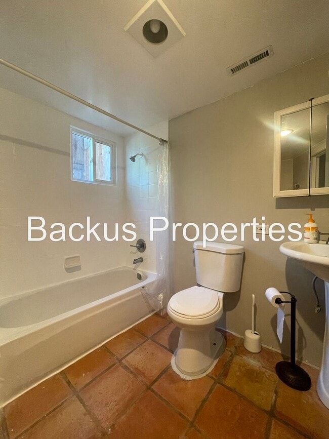 Building Photo - Wonderful furnished upper Seaside unit