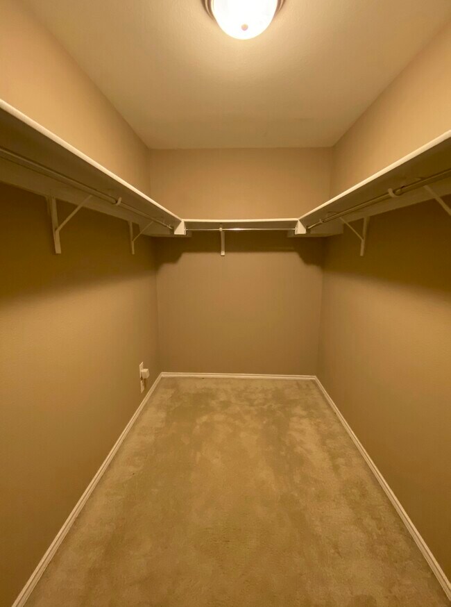 Building Photo - 105 Golden Bear Dr