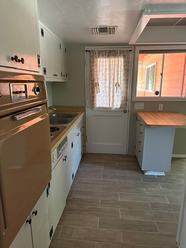 Kitchen and back door to yard - 1315 E Adams St