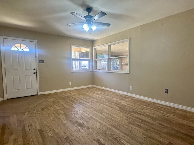 Building Photo - Spacious 3/1!