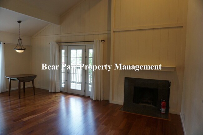 Building Photo - "Penthouse" condo in Evergreen!!