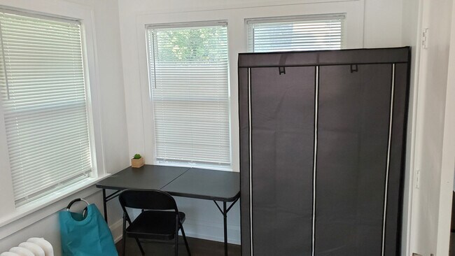 Building Photo - 1916 N Oliver Ave