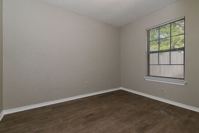 Building Photo - PEPERPORT.3914/3916