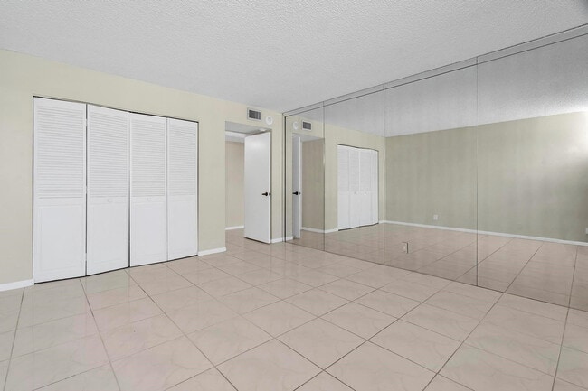 Building Photo - 5000 N Ocean Blvd