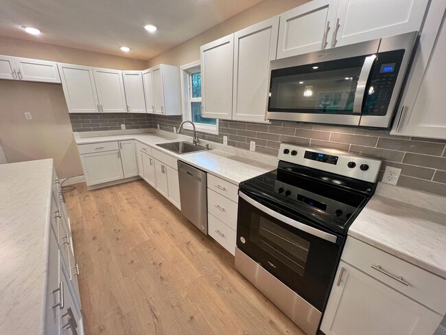 Building Photo - Great 4 Bed 3 Bath House In Parkade!
