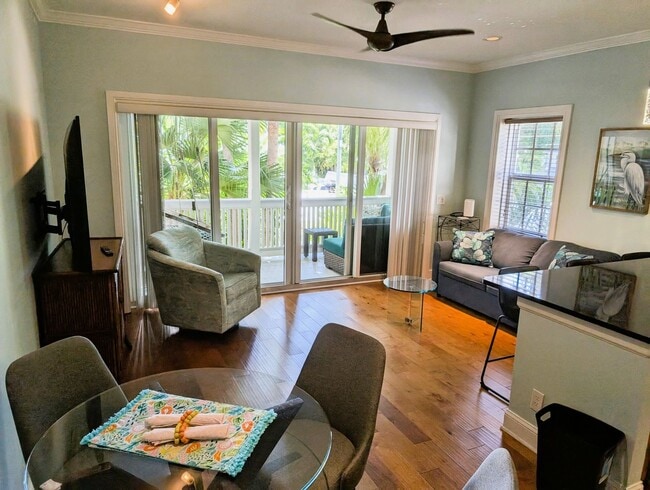 Building Photo - Elegant Old Town Condo - Your Key West Oasis