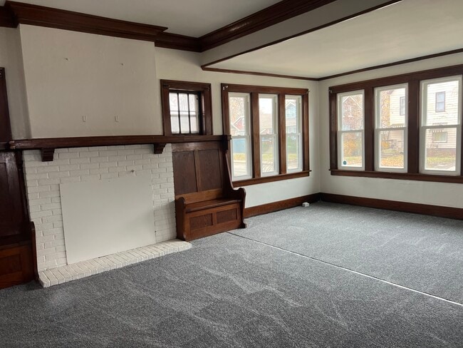 Building Photo - 1023 W Columbia Ter