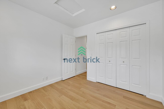 Building Photo - Beautiful Bellevue Home with 4 Beds + Bonu...
