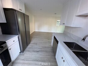 Building Photo - 857 W Edgehill Rd