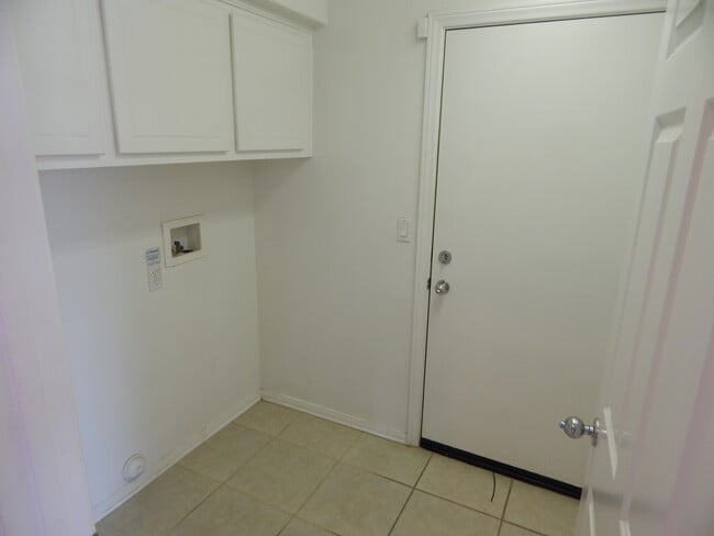 Building Photo - GORGEOUS 4 Bedroom** & 3 full bathrooms on a Cul-De-Sace Home!!