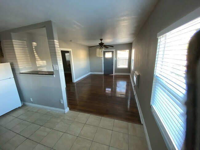 Building Photo - 325 Oleander Ave